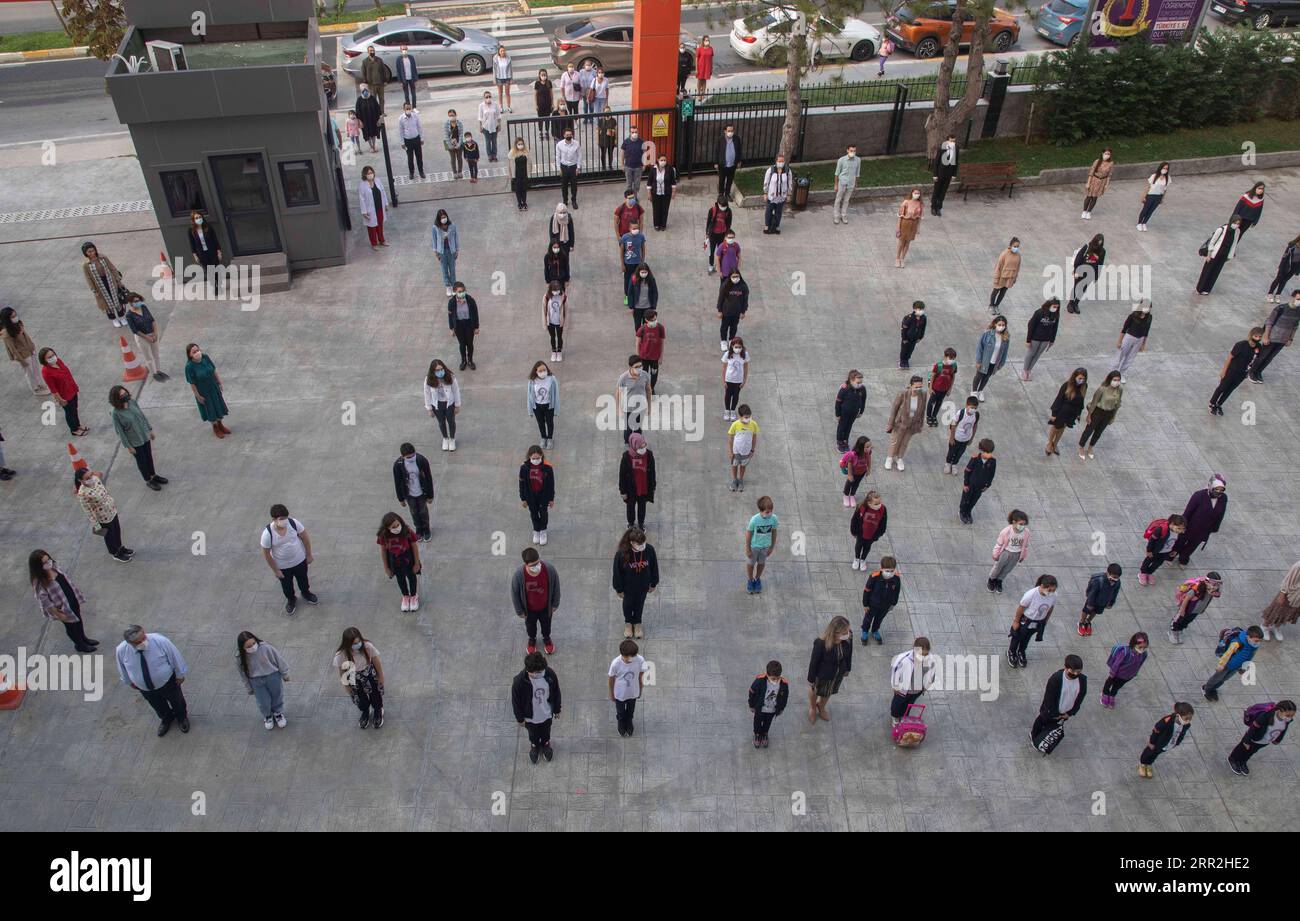 News Bilder des Tages 201012 -- ISTANBUL, 12. Oktober 2020 -- Schüler mit Gesichtsmasken stehen auf dem Spielplatz in einer Schule in Istanbul, Türkei, 12. Oktober 2020. Die Türkei hat am Montag die zweite Phase der persönlichen Bildung in Gang gesetzt und sie auf alle Klassen der Grundschulen sowie auf die achte und zwölfte Klasse ausgeweitet. Nach Monaten der Unsicherheit im Zusammenhang mit dem Coronavirus-Ausbruch hatten Schulen in der Türkei im September teilweise wieder eröffnet, wobei Kindergärten und Schüler der ersten Klasse zum ersten Mal seit mehr als sechs Monaten in die Klassenzimmer zurückkehrten. Foto: /Xinhua TURKEY-ISTANBUL-COVID-19-IN-PER Stockfoto