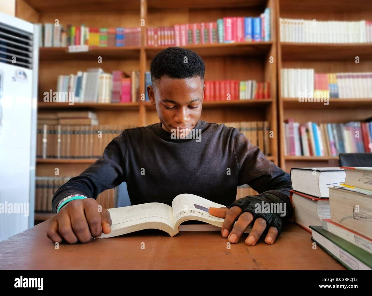 201013 -- NAIROBI, 13. Oktober 2020 -- Samuel Miracle Studies an einer Bibliothek im Konfuzius-Institut an der Nnamdi Azikwe Universität im Bundesstaat Anambra, Nigeria, 16. Dezember 2019. ZU XINHUA-SCHLAGZEILEN VON OCT. 13, 2020. CHINA-AFRIKA-ZUSAMMENARBEIT-FOCAC ZhenxJianle PUBLICATIONxNOTxINxCHN Stockfoto