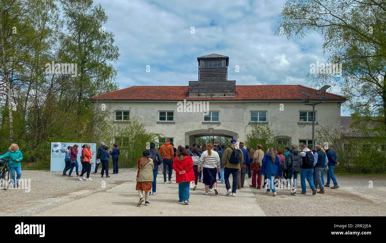 Das Jourhaus, der zentrale Eingang für alle neu angekommenen Gefangenen des KZ Dachau in Deutschland Stockfoto