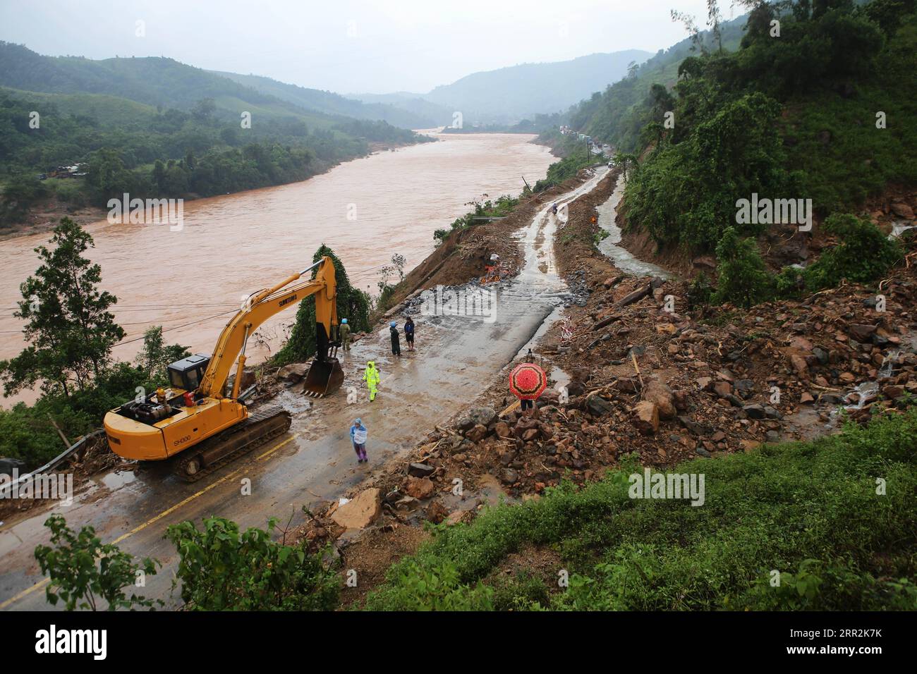 201013 -- HANOI, 13. Oktober 2020 -- Menschen reparieren eine Straße, die durch Regenfälle und Überschwemmungen im zentralen vietnamesischen Quang Tri, 13. Oktober, beschädigt wurde. 2020 Regenfälle und die daraus resultierenden Überschwemmungen sowie andere Naturkatastrophen in Vietnam haben in den letzten Tagen 28 Tote und 12 weitere Menschen in ihrem zentralen Gebiet und in den zentralen Hochländern hinterlassen, sagte der Zentrale Lenkungsausschuss für die Prävention und Kontrolle von Naturkatastrophen am Dienstag. Via Xinhua VIETNAM-HANOI-NATURKATASTROPHEN VNA PUBLICATIONxNOTxINxCHN Stockfoto