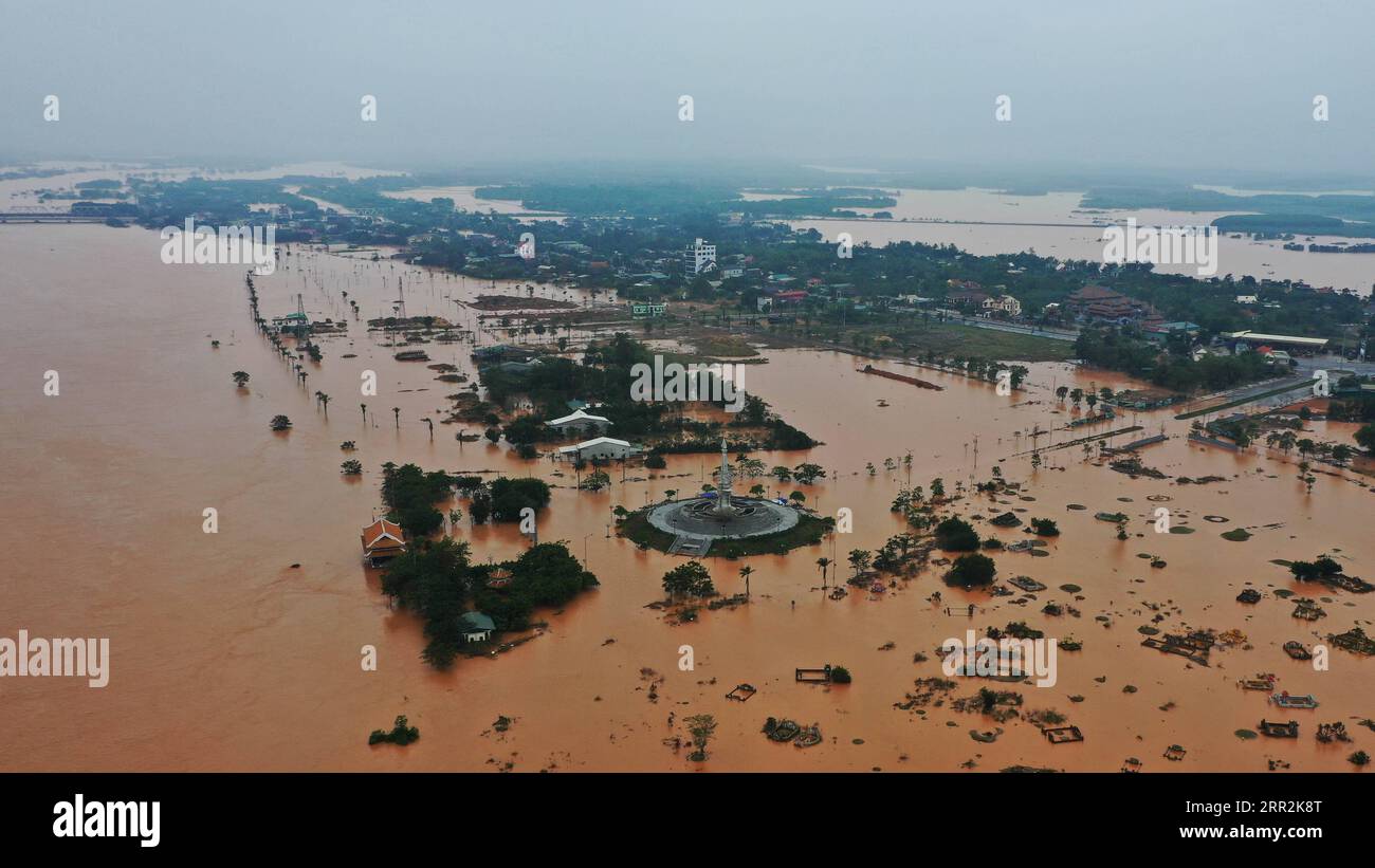 201013 -- HANOI, 13. Oktober 2020 -- Luftaufnahme, aufgenommen am 13. Oktober 2020, zeigt ein überflutetes Gebiet im zentralen vietnamesischen Quang Tri. Regenfälle und die daraus resultierenden Überschwemmungen sowie andere Naturkatastrophen in Vietnam haben in den letzten Tagen 28 Tote und 12 weitere Menschen in seinem zentralen Gebiet und in den zentralen Hochländern hinterlassen, sagte das zentrale Lenkungskomitee für die Prävention und Kontrolle von Naturkatastrophen am Dienstag. Via Xinhua VIETNAM-HANOI-NATURKATASTROPHEN VNA PUBLICATIONxNOTxINxCHN Stockfoto
