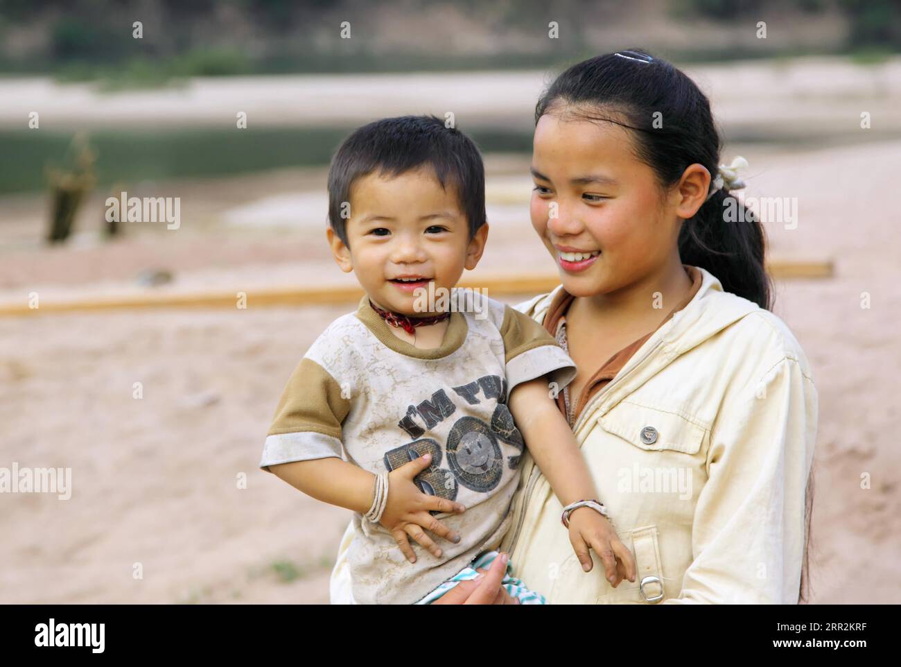 Junge Frau mit Kind, Laos, Südostasien Stockfoto