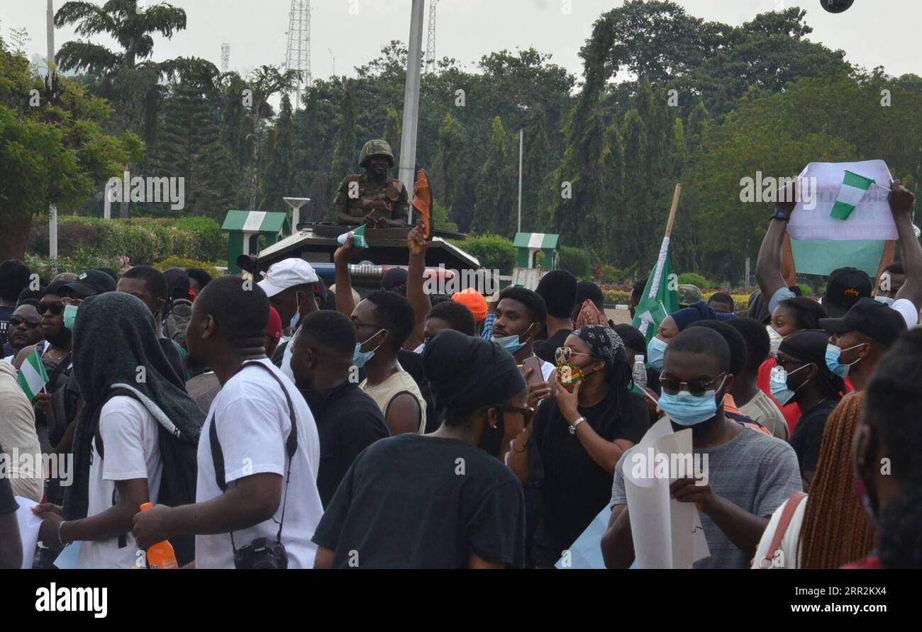 201014 -- ABUJA, 14. Oktober 2020 -- Nigerianer demonstrieren auf der Straße, um gegen Polizeigewalt in Abuja, Nigeria, am 13. Oktober 2020 zu protestieren. Der nigerianische Polizeichef Mohammed Adamu kündigte am vergangenen Sonntag die Auflösung der Special Anti-Raub Squad SARS an, einer Untereinheit der Polizei. Adamu machte die Ankündigung Tage nach einem öffentlichen Aufschrei und einer Reihe von Protesten, die eine Verschrottung der Einheit wegen Vorwürfen von Brutalität und Menschenrechtsverletzungen forderten. Foto von /Xinhua NIGERIA-PROTEST-POLIZEI DavidxOba PUBLICATIONxNOTxINxCHN Stockfoto