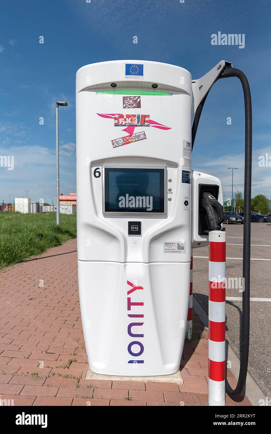 Ladesäule für Elektroautos in einem Servicegebiet an der Autobahn A5 Nürnberg-Heilbronn, Bayern, Deutschland Stockfoto