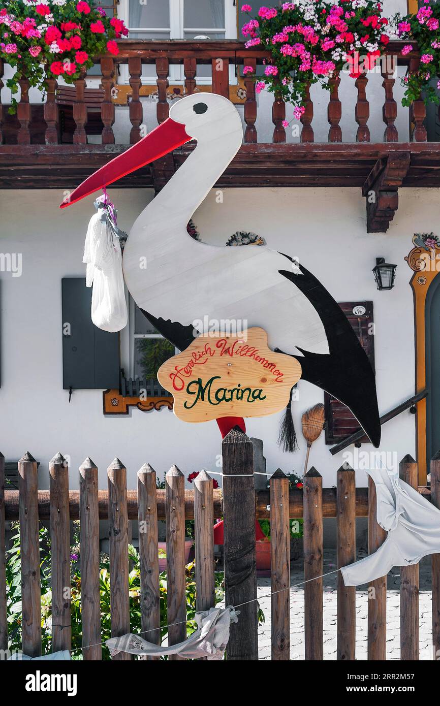Storchenfigur mit Geburtsanzeige, Oberbayern, Bayern, Deutschland Stockfoto