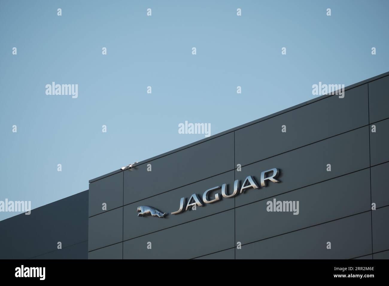 Jaguar Logo an der Gebäudefassade Stockfoto