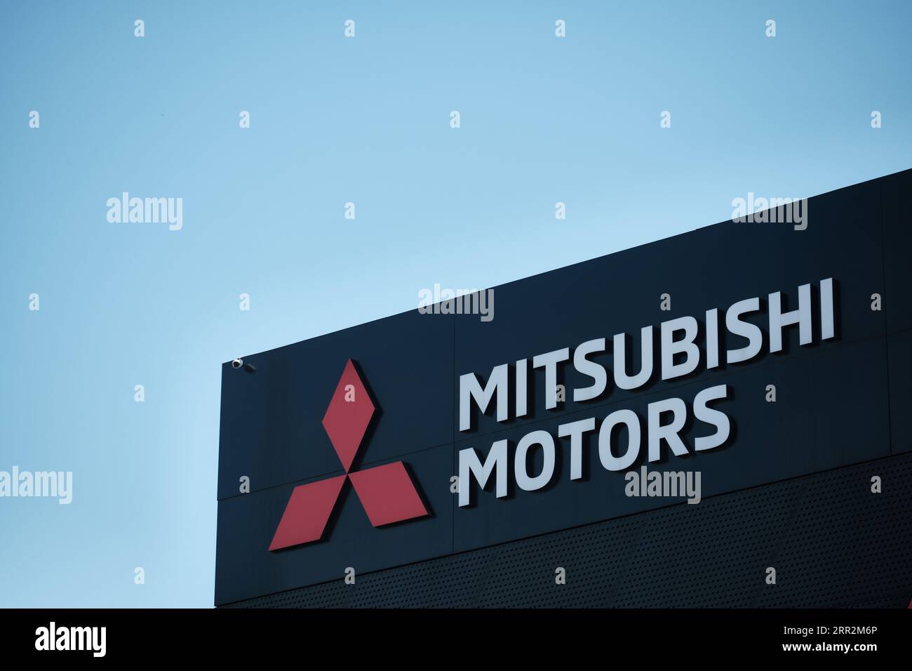 Mitsubishi Motors Logo im Autohändler-Center Stockfoto