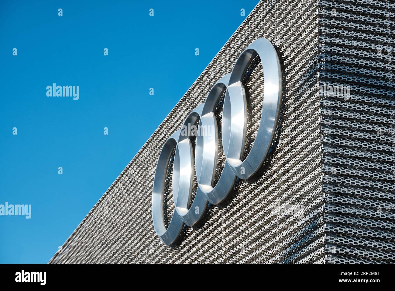 Audi Logo im Autohändler-Center Stockfoto