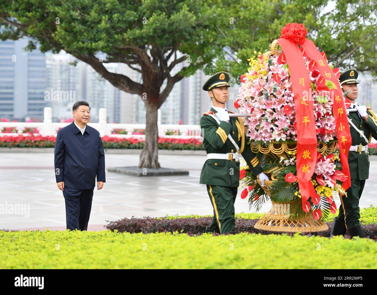 201014 -- SHENZHEN, 14. Oktober 2020 -- der chinesische Präsident Xi Jinping, ebenfalls Generalsekretär des Zentralkomitees der Kommunistischen Partei Chinas und Vorsitzender der Zentralen Militärkommission, stellt der Statue des Genossen Deng Xiaoping im Lianhuashan Park in Shenzhen, Provinz Guangdong, am 14. Oktober 2020 einen Blumenkorb vor. XI nahm an einer großen Versammlung Teil, die anlässlich des 40. Jahrestages der Errichtung der Sonderwirtschaftszone von Shenzhen stattfand, und hielt am Mittwoch eine wichtige Rede. CHINA-SHENZHEN-XI JINPING-GRAND GATHERING-40 JAHRE CN LIXXIANG PUBLICATIONXNOTXI Stockfoto