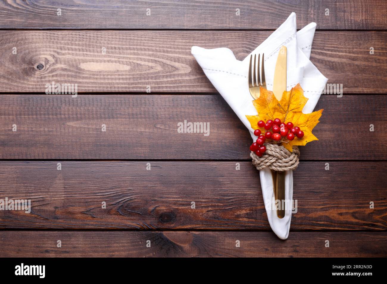 Herbsttisch auf altem Holztisch Thanksgiving oder Oktoberfest mit altem Hintergrund Stockfoto