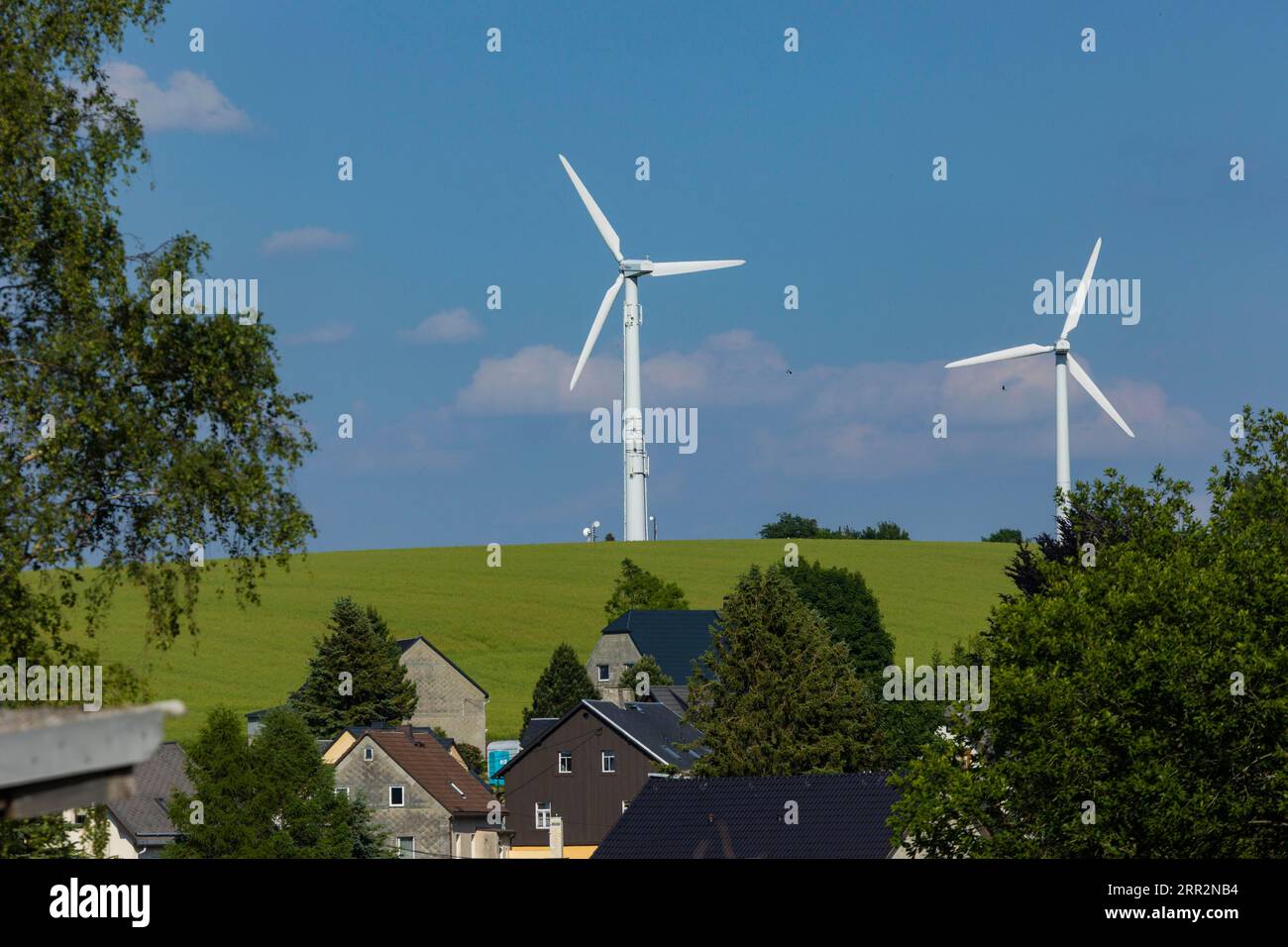 Die Abstände zwischen kantigen Kraftwerken und bewohnten Orten bergen ein hohes Konfliktpotenzial. Hier ist zum Beispiel das Dorf Ansprung Stockfoto