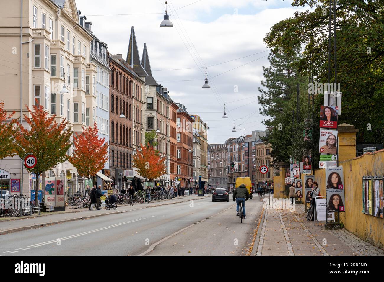 Kopenhagen, Dänemark, 18. Oktober 2022: Menschen, Autos und Geschäfte auf der Norrebrogade im Bezirk Norrebro Stockfoto