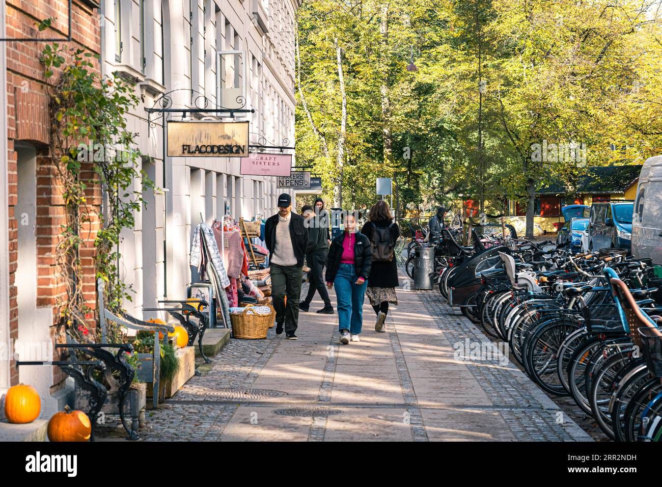 Kopenhagen, Dänemark, 18. Oktober 2022: Menschen und Geschäfte auf Jaegersborggade im Stadtteil Norrebro Stockfoto