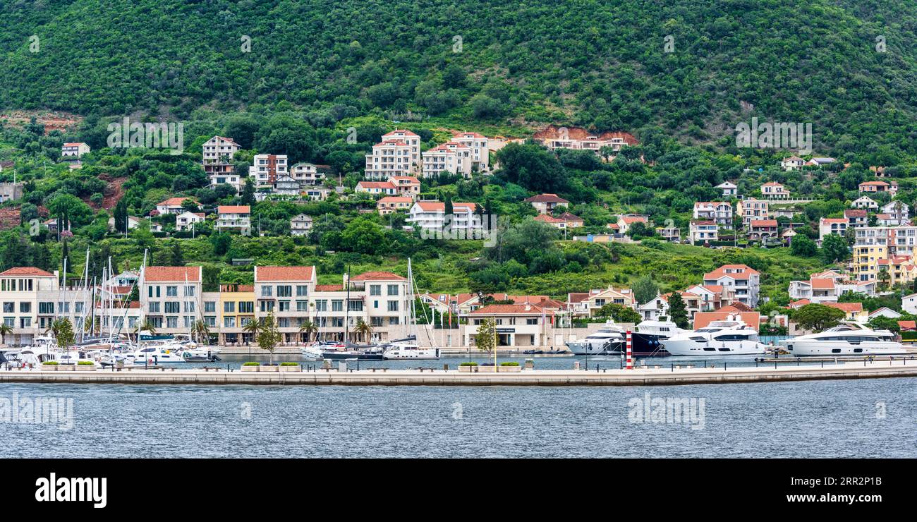 Blick auf Portonovi Marina in der kleinen Küstenstadt Kumbor in der Gemeinde Herceg Novi an der Bucht von Kotor in Montenegro Stockfoto