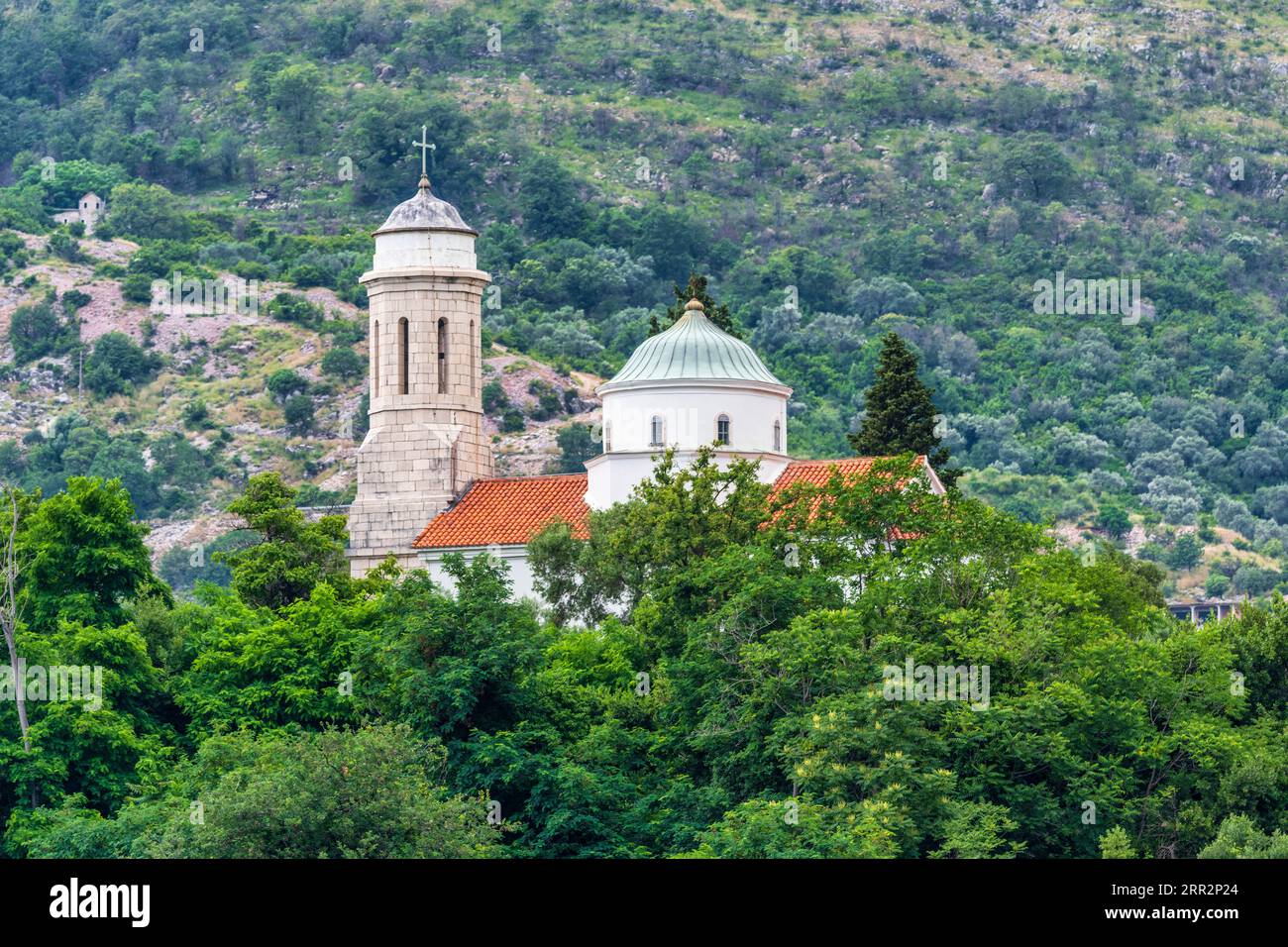 Kirche des Heiligen Märtyrersonntags in der kleinen Küstenstadt Jošice an der Bucht von Kotor in Montenegro Stockfoto