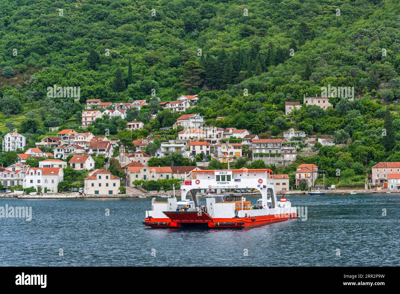 Lepetane - Kamenari Fähre von Lepetane auf der Verige Straße in der Bucht von Kotor in Montenegro Stockfoto