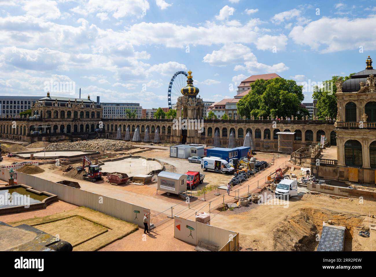 Die Bauarbeiten werden im Vergnügungsgarten des Dresdner Zwingers fortgesetzt und verbinden archäologische Ausgrabungen mit der Verlegung neuer Medien Stockfoto