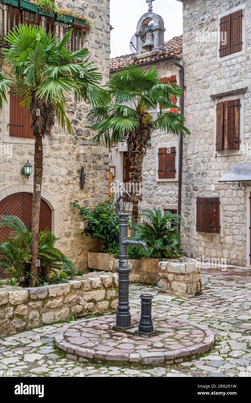 Traditionelle Handpumpe für Trinkwasser auf dem kleinen Platz in der Altstadt von Kotor in Montenegro Stockfoto