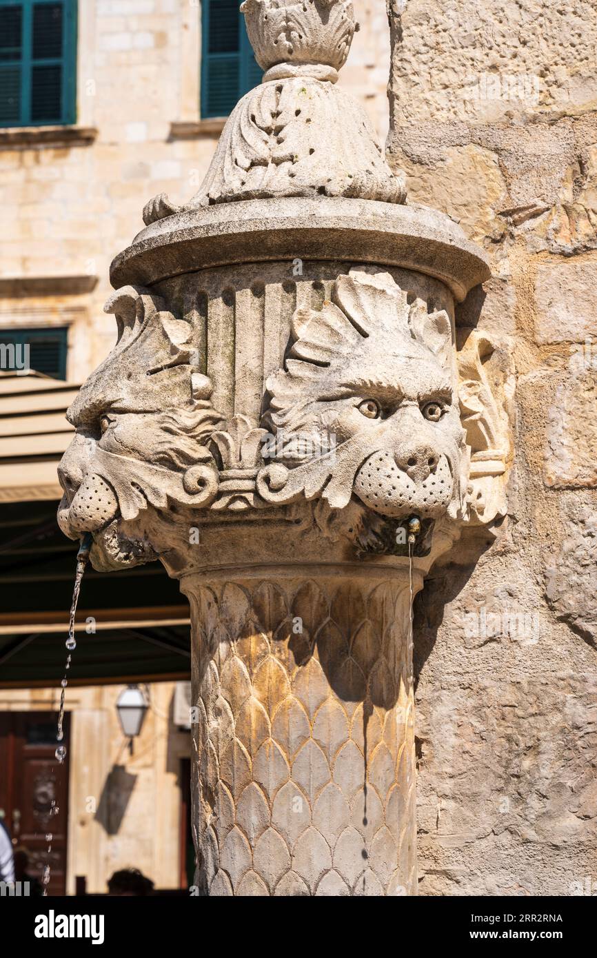 Reich geschmückter öffentlicher Brunnen in der alten ummauerten Stadt Dubrovnik an der dalmatinischen Küste von Kroatien Stockfoto
