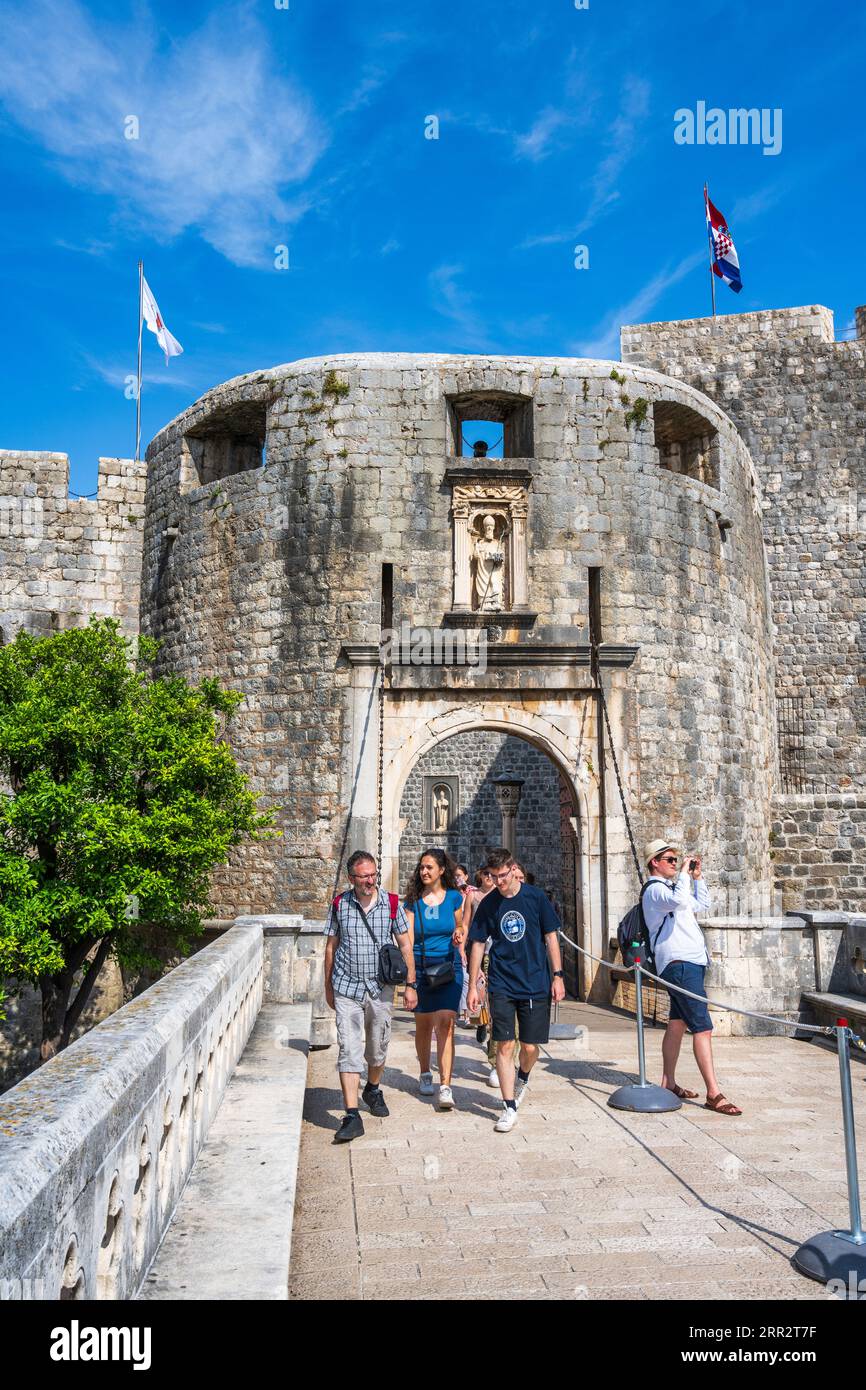 Außenansicht des Pile-Tores auf den Wester-Verteidigungsanlagen der alten ummauerten Stadt Dubrovnik an der dalmatinischen Küste von Kroatien Stockfoto