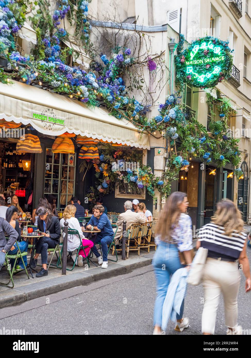 Essen und Trinken außerhalb des Maison Sauvage, Cafe, Paris, Frankreich, Europa, EU. Stockfoto