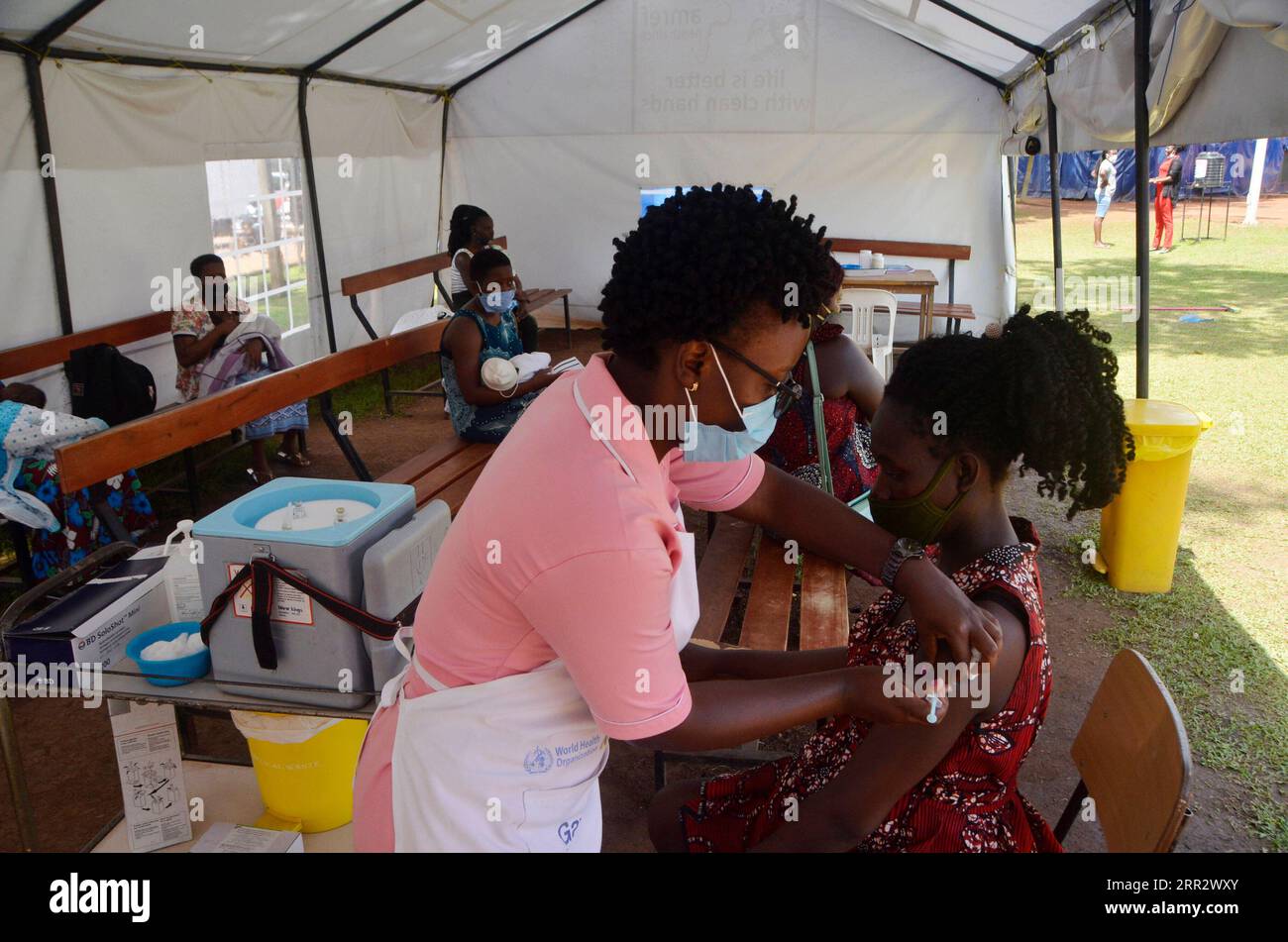 201017 -- KAMPALA, 17. Oktober 2020 -- Eine Frau hat eine Injektion während der routinemäßigen Immunisierungsübung im Kiswa Health Center, Kampala, Uganda, 16. Oktober 2020. Uganda hat mit der Immunisierung von über 38,4 Millionen Kindern und Erwachsenen begonnen, die kritische Impfdienste verpasst haben, die durch die COVID-19-Abriegelung unterbrochen wurden. UGANDA-KAMPALA-IMMUNISIERUNGSÜBUNG NicholasxKajoba PUBLICATIONxNOTxINxCHN Stockfoto