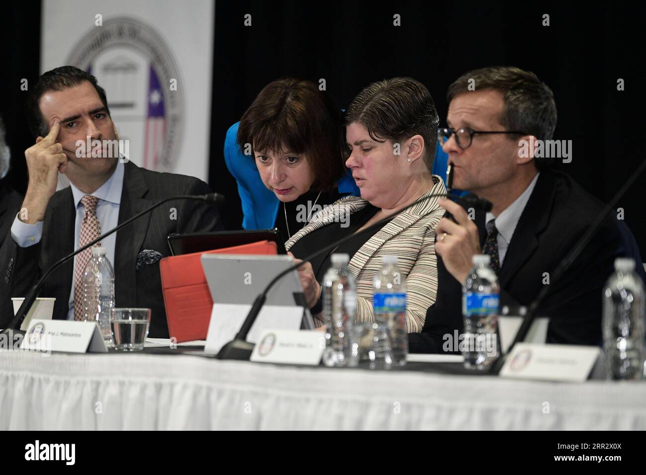 APRIL 2017, SAN JUAN, PUERTO RICO: 19 DE ENERO 2018.SAN JUAN, PUERTO RICO.VISTA DE LA JUNTA DE SUPERVISION FISCAL EN EL CENTRO DE CONVENCIONES PARA INVESTIGAR LA SITUACION DE LIQUIDEZ DEL GOBIERNO. DE LA FOTO JOSE ARAON, NATALIE JARESKO, ANA MATOSANTOS Y DAVID SKEEL, JR. Bild: /El Nuevo Dia de Puerto Rico via ZUMA Press Latino News - 22. April 2017 Gerald.LopezGfrmedia.Com PUBLICATIONxNOTxINxCHN END20201017000000006 1.jpg Stockfoto