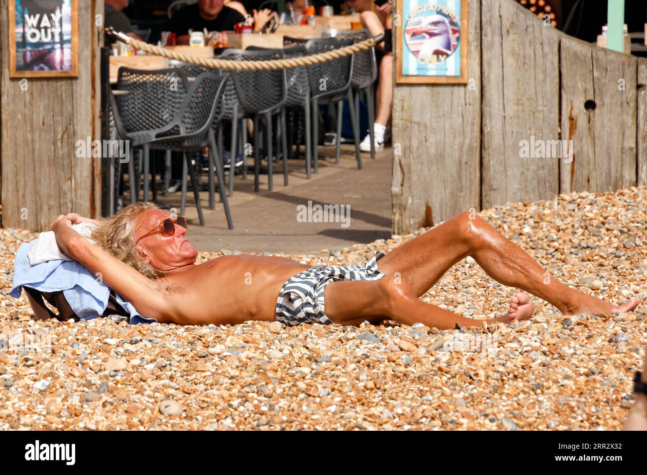 Brighton Beach, City of Brighton & Hove, East Sussex, Großbritannien. Sonnenanbeter finden einen Platz an einem geschäftigen Brighton Beach an dem heißesten Tag des Jahres während einer Hitzewelle im September. September 2023. David Smith/Alamy News Stockfoto