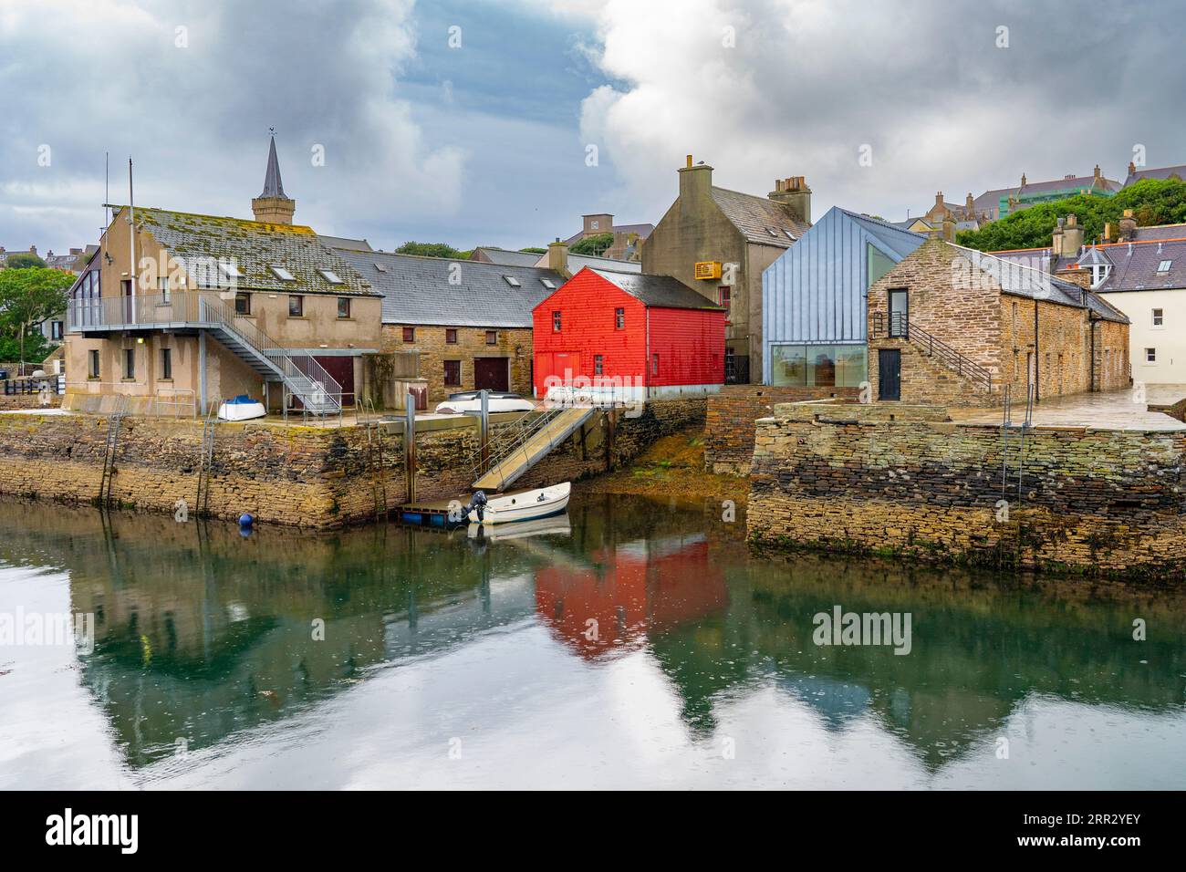 Blick auf Stromness Waterfront auf West Mainland, Orkney Islands, Schottland, Großbritannien Stockfoto