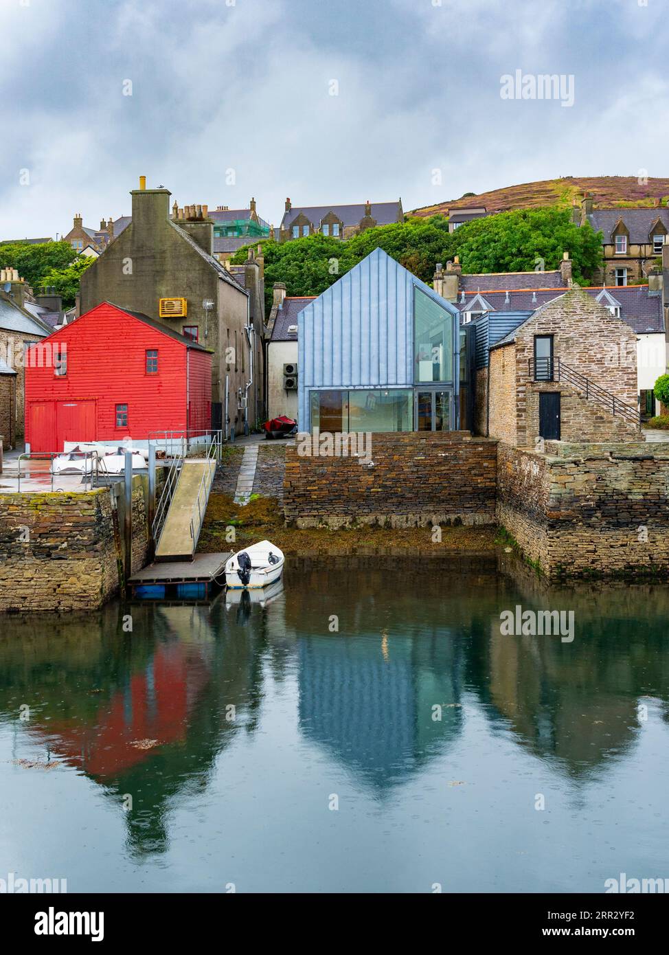 Blick auf das Pier Arts Centre in Stromness Waterfront auf West Mainland, Orkney Islands, Schottland, Großbritannien Stockfoto