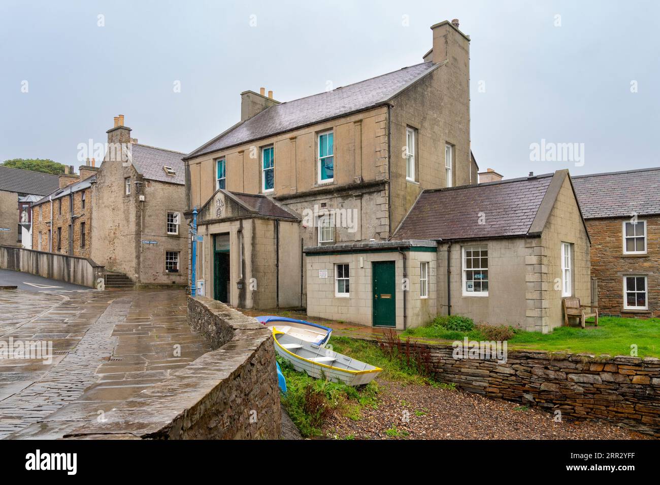 Blick auf das Stromness Museum auf der Victoria Street im Regen in Stromness auf West Mainland, Orkney Islands, Schottland, Großbritannien. Stockfoto