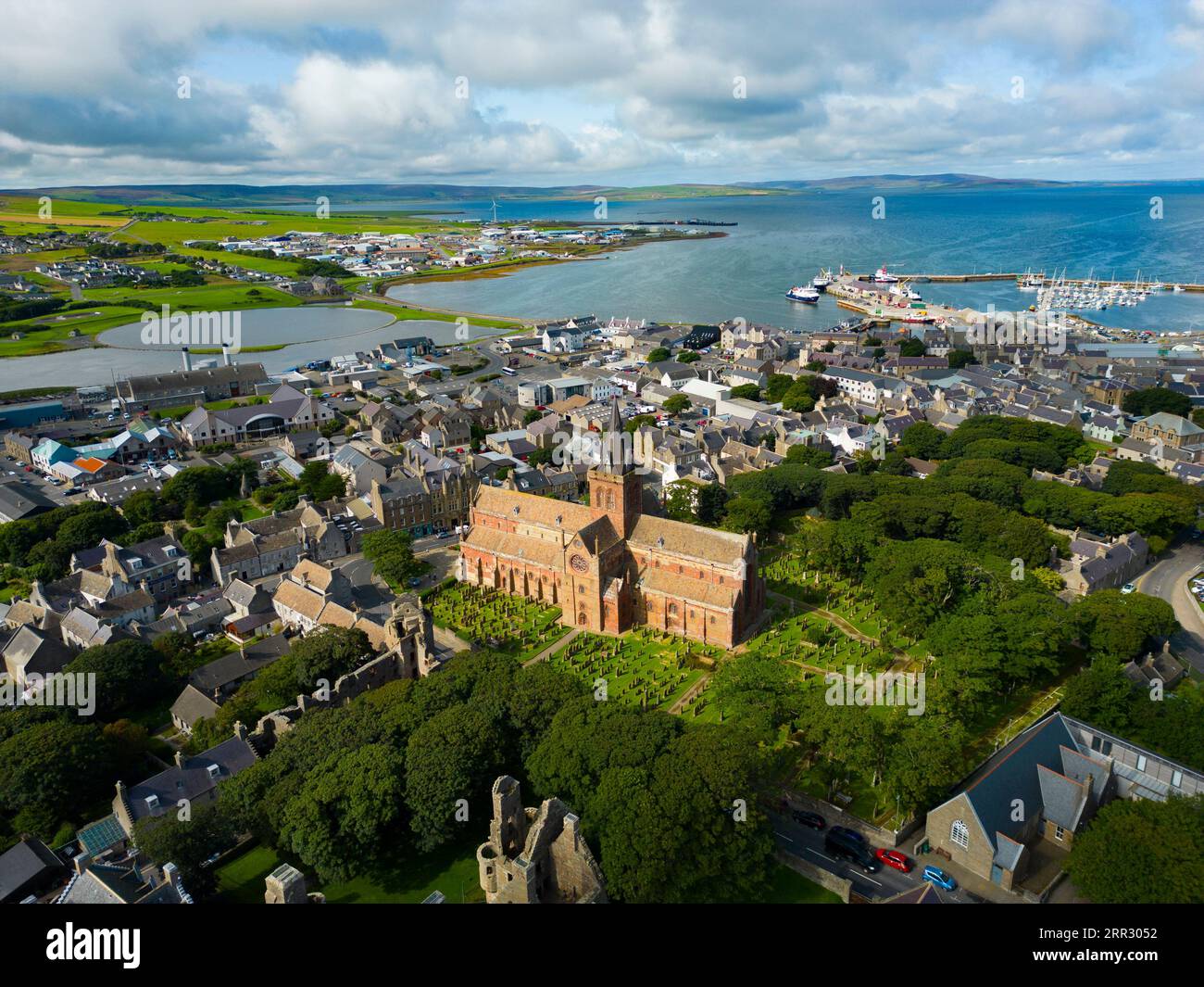 Luftaufnahme der St. Magnus Cathedral in Kirkwall, Festland, Orkney Islands, Schottland, Großbritannien. Stockfoto