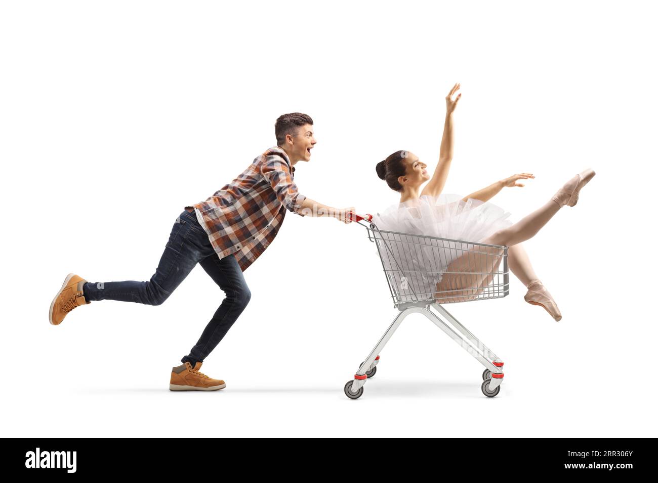 Ein Mann, der eine Ballerina in einen Einkaufswagen auf weißem Hintergrund schiebt Stockfoto