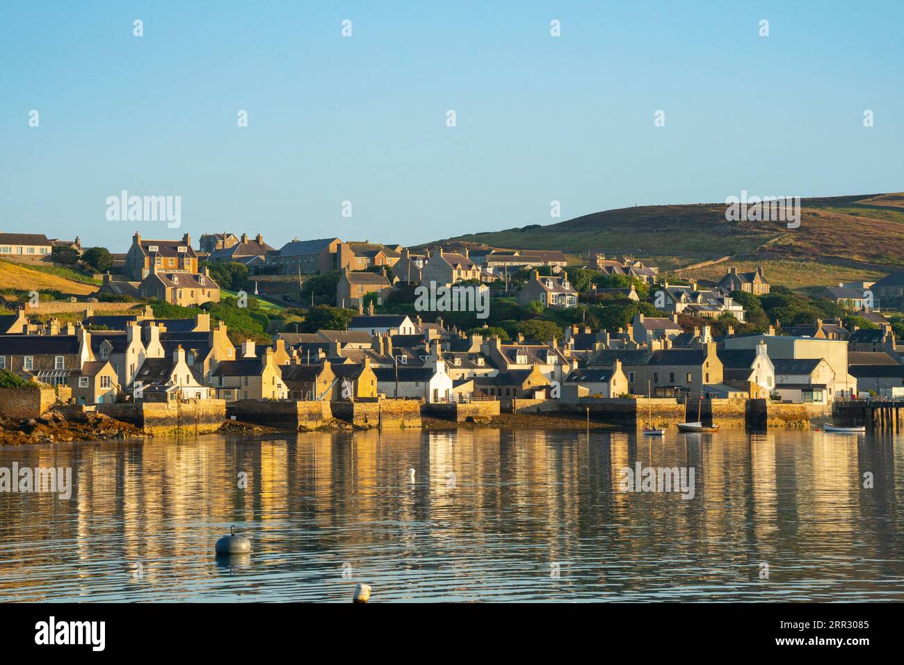 Blick auf die Stromness Waterfront im frühen Morgenlicht auf West Mainland, Orkney Islands, Schottland, Großbritannien Stockfoto