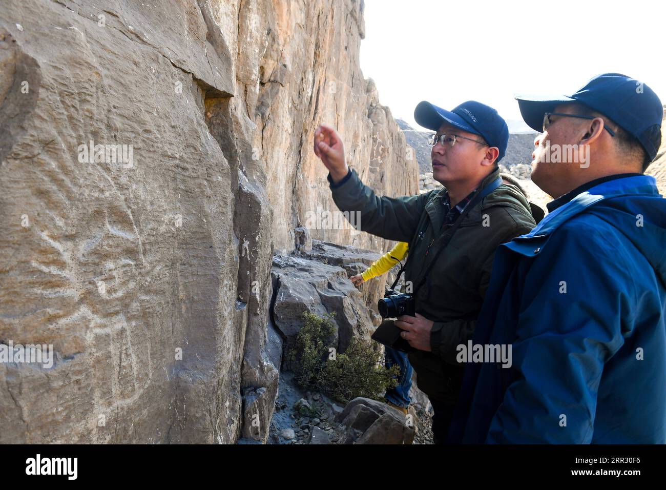 201018 -- WUHAI, 18. Oktober 2020 -- Archäologen studieren Felszeichnungen in Zhuozi Mountain Felszeichnungen Cluster in Nordchina Innere Mongolei Autonome Region, 17. Oktober 2020. An der Grenze von Wuhai und Ordos gelegen, ist der Berg Zhuozi ein Ort mit Felszeichnungen, die für die Untersuchung der Ursprünge der alten Nomaden in China nützlich sind. CHINA-INNERE MONGOLEI-WUHAI-GESTEINSZEICHNUNG CN PENGXYUAN PUBLICATIONXNOTXINXCHN Stockfoto