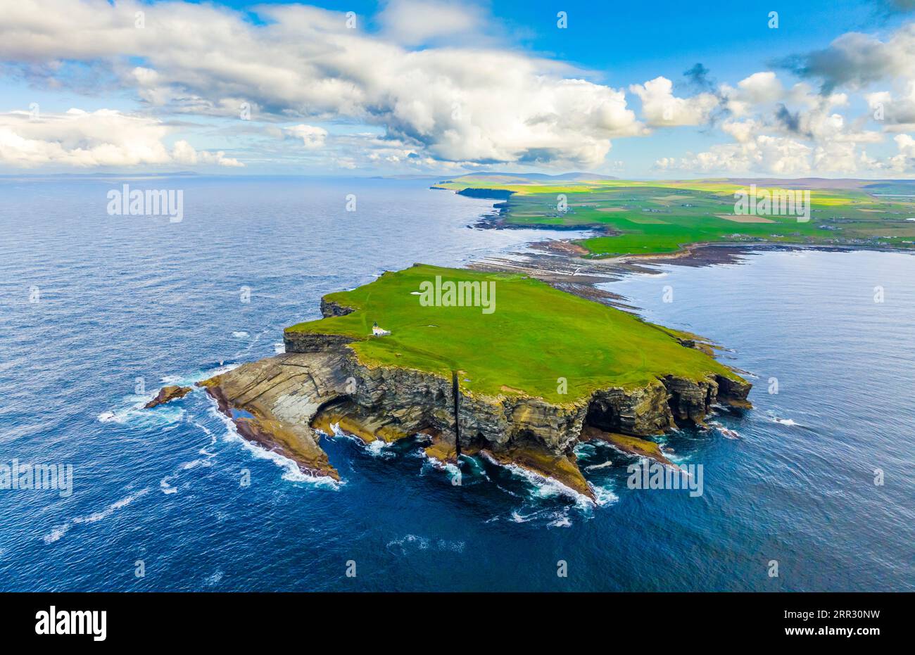Luftaufnahme der Klippen von Brough of Birsay auf West Mainland, Orkney Islands, Schottland, Vereinigtes Königreich. Stockfoto