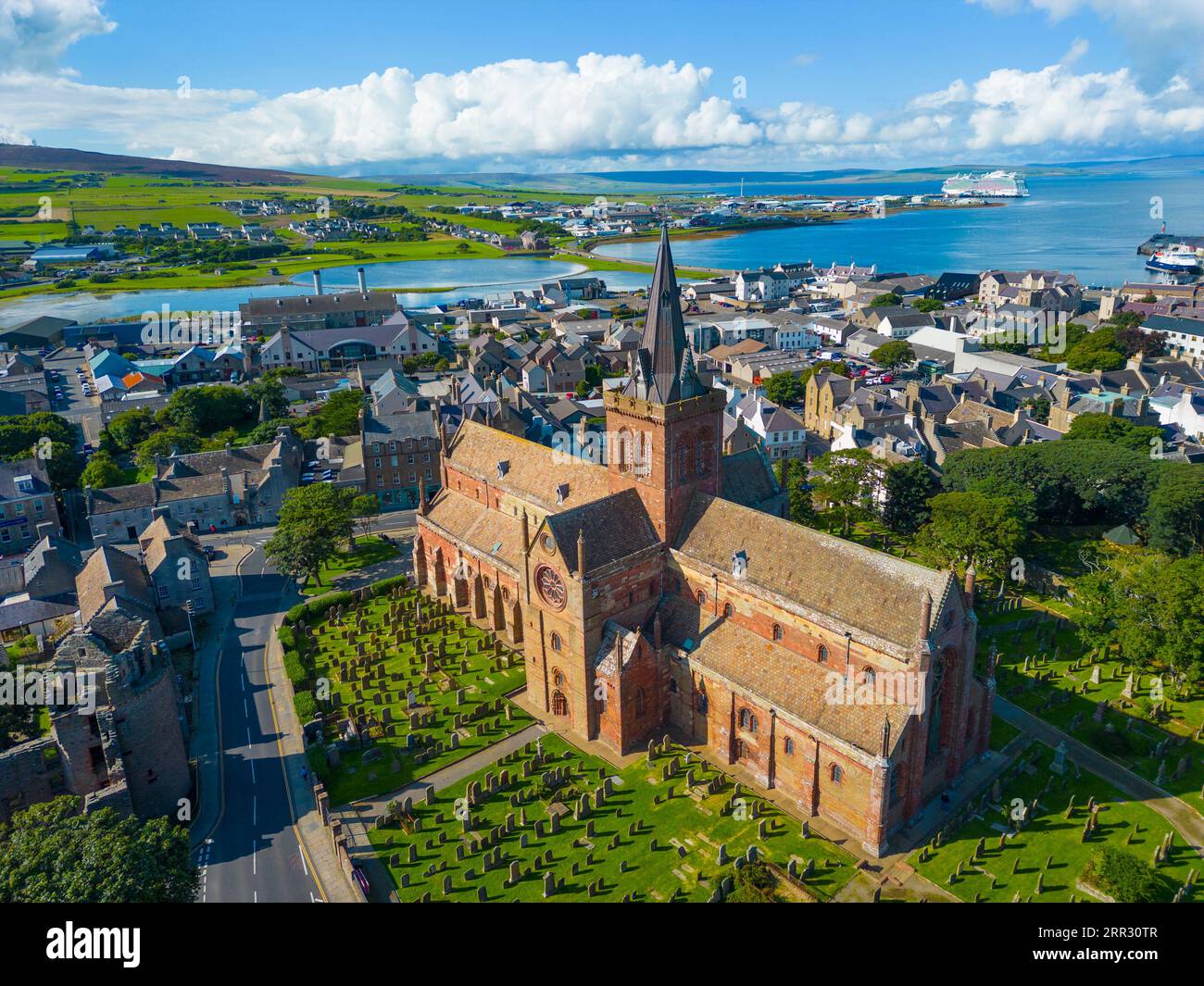 Luftaufnahme der St. Magnus Cathedral in Kirkwall, Festland, Orkney Islands, Schottland, Großbritannien. Stockfoto