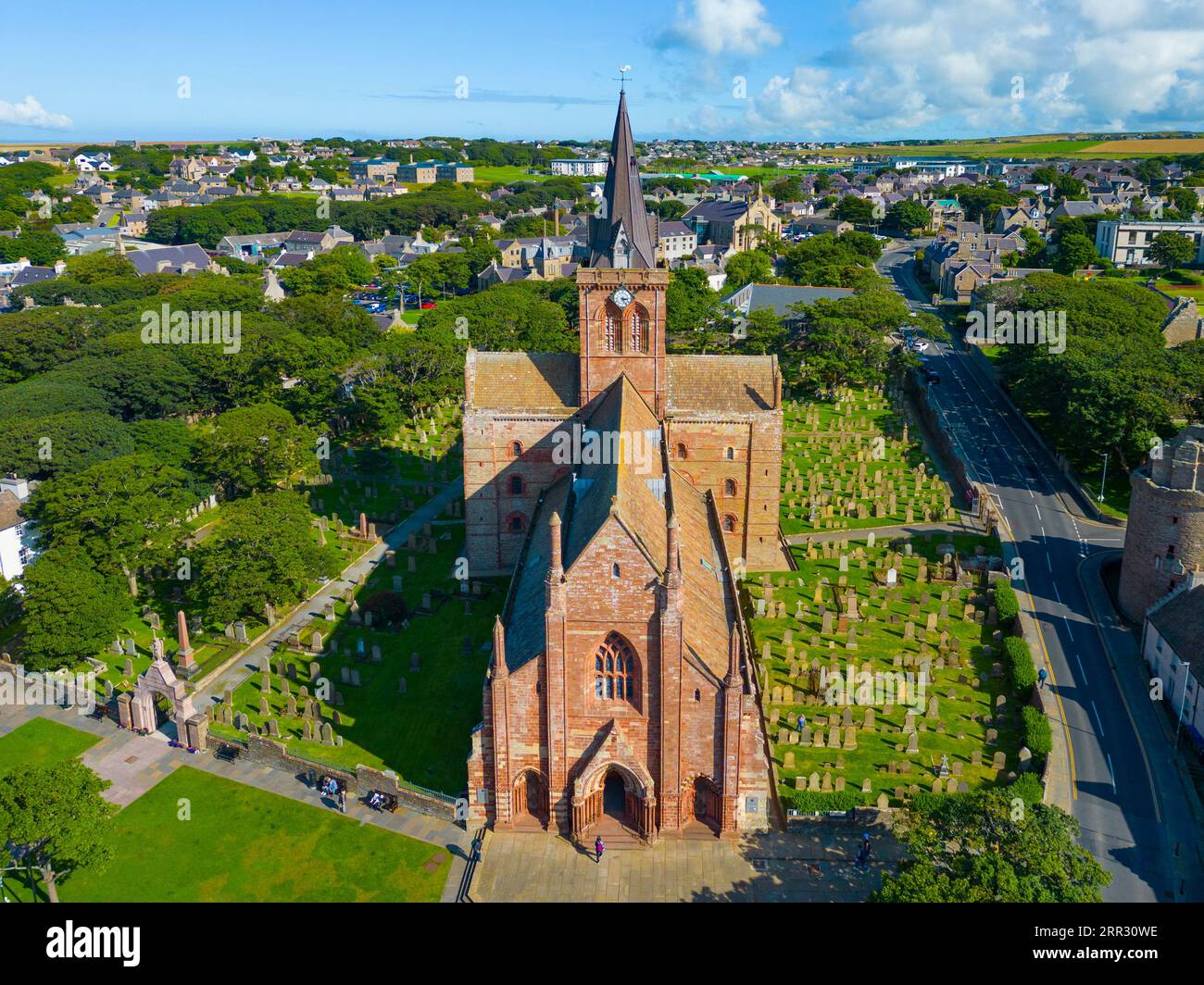 Luftaufnahme der St. Magnus Cathedral in Kirkwall, Festland, Orkney Islands, Schottland, Großbritannien. Stockfoto
