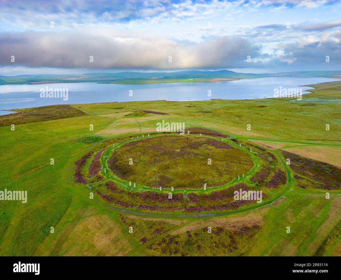 Blick aus der Vogelperspektive auf den Ring of Brodgar, den neolithischen Henge und den Steinkreis auf dem westlichen Festland, Orkney Islands, Schottland, Großbritannien. Stockfoto