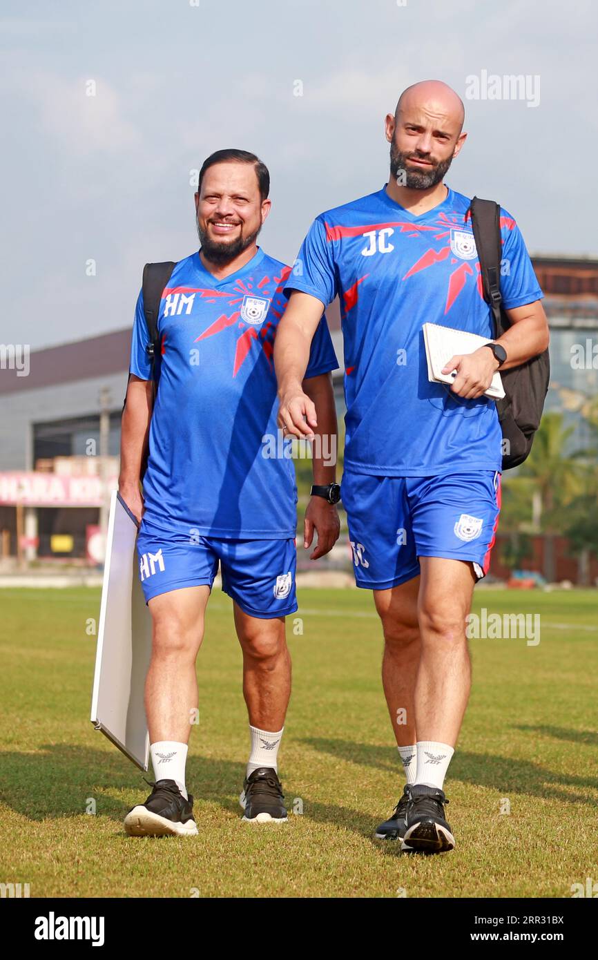 Nationaltrainer Javier Cabrera und Co-Trainer Hassan Al-Mamun nehmen als bangladeschische Nationalmannschaft an der Trainingseinheit A Teil Stockfoto