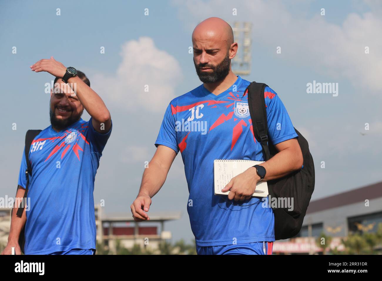 Nationaltrainer Javier Cabrera und Co-Trainer Hassan Al-Mamun nehmen als bangladeschische Nationalmannschaft an der Trainingseinheit A Teil Stockfoto
