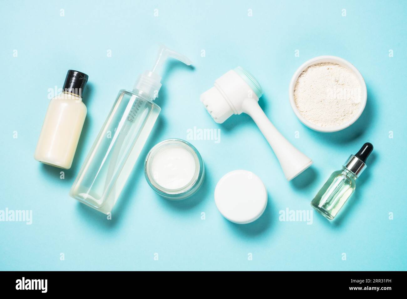 Hautpflegeprodukt auf blauem Hintergrund. Stockfoto