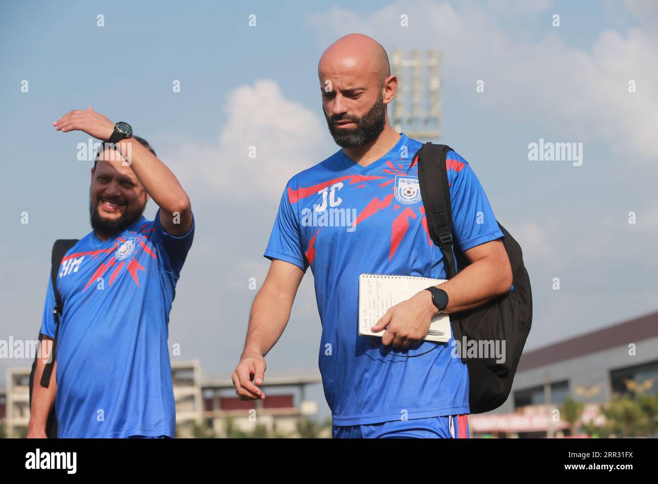 Nationaltrainer Javier Cabrera und Co-Trainer Hassan Al-Mamun nehmen als bangladeschische Nationalmannschaft an der Trainingseinheit A Teil Stockfoto