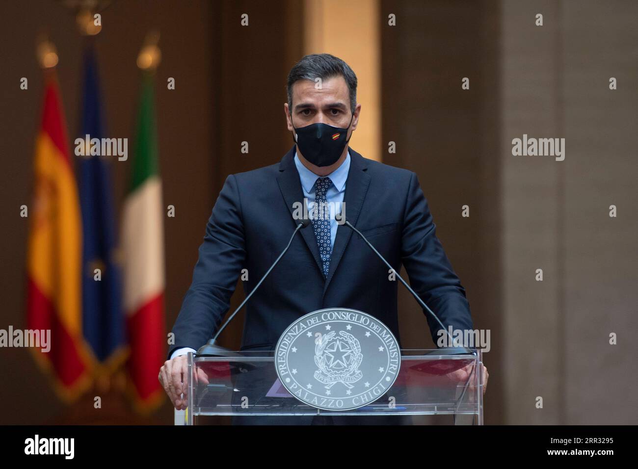 201020 -- ROM, 20. Oktober 2020 -- der spanische Premierminister Pedro Sanchez nimmt am 20. Oktober 2020 an einer gemeinsamen Pressekonferenz mit seinem italienischen Amtskollegen Giuseppe Conte nicht im Bild in Rom Teil. Der EU-Wiederaufbaufonds der Europäischen Union sollte so bald wie im Januar beginnen, um den von der COVID-19-Krise betroffenen europäischen Volkswirtschaften die notwendige Erleichterung zu bieten, forderte der italienische Premierminister Giuseppe Conte am Dienstag nachdrücklich auf. Via Xinhua ITALY-ROME-PM-SPAIN-PM-PRESS CONFERENCE-EU RECOVERY FUND Pool PUBLICATIONxNOTxINxCHN Stockfoto