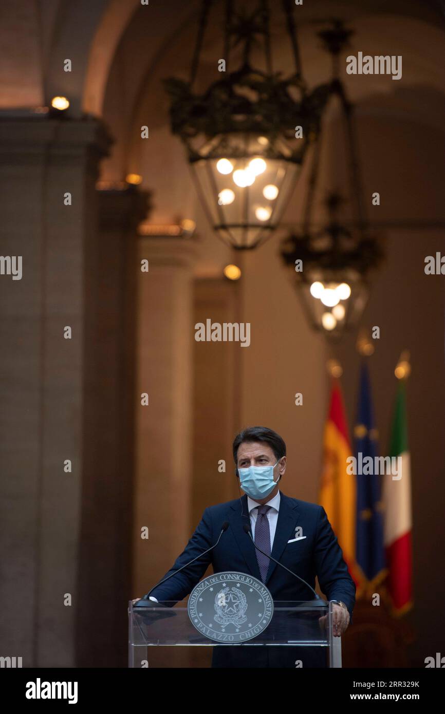 201020 -- ROM, 20. Oktober 2020 -- der italienische Premierminister Giuseppe Conte nimmt am 20. Oktober 2020 an einer gemeinsamen Pressekonferenz mit seinem spanischen Amtskollegen Pedro Sanchez Teil. Der EU-Wiederaufbaufonds der Europäischen Union sollte so bald wie im Januar beginnen, um den von der COVID-19-Krise betroffenen europäischen Volkswirtschaften die notwendige Erleichterung zu bieten, forderte der italienische Premierminister Giuseppe Conte am Dienstag nachdrücklich auf. Via Xinhua ITALY-ROME-PM-SPAIN-PM-PRESS CONFERENCE-EU RECOVERY FUND Pool PUBLICATIONxNOTxINxCHN Stockfoto