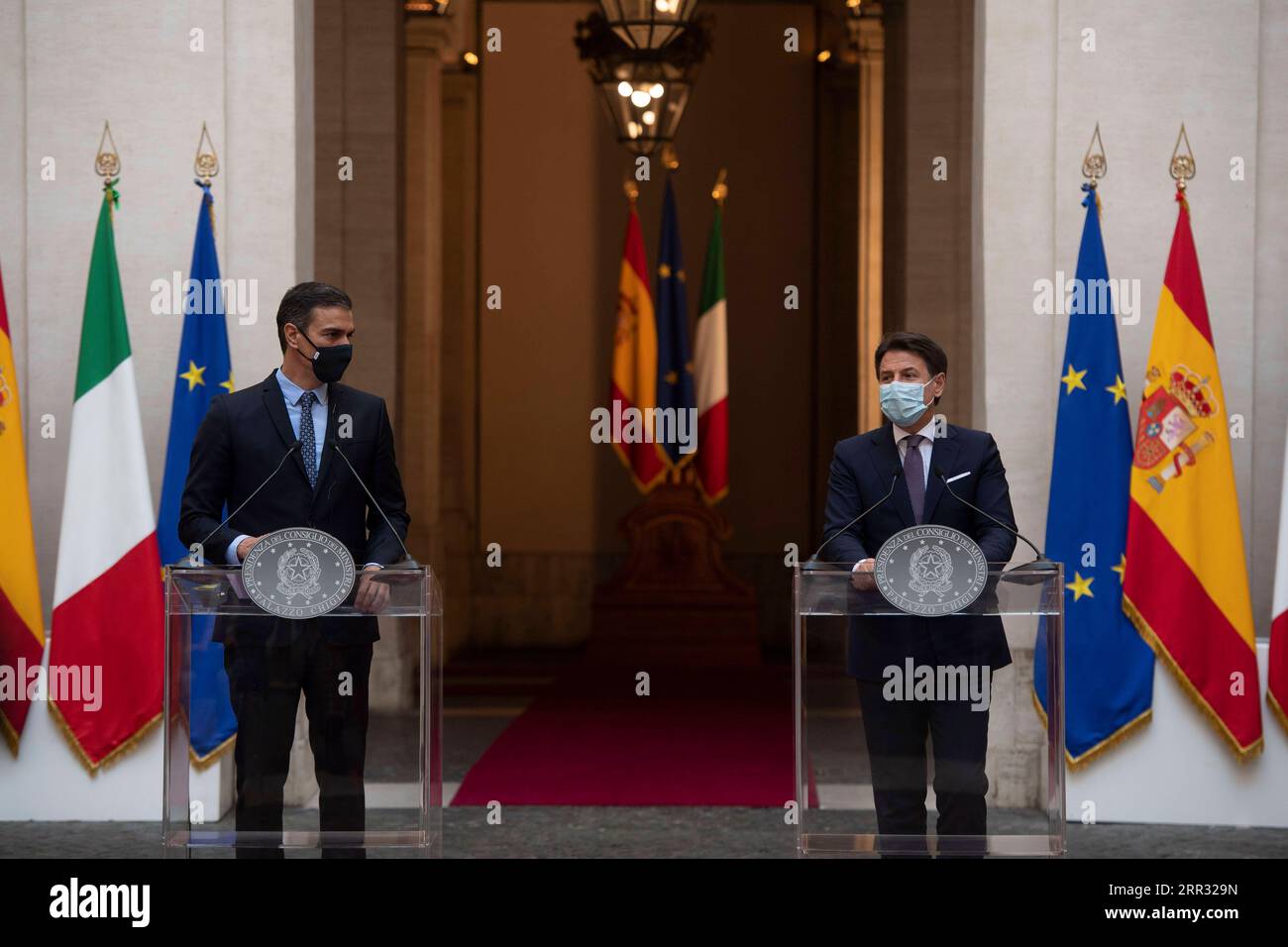 201020 -- ROM, 20. Oktober 2020 -- der italienische Premierminister Giuseppe Conte R und der spanische Premierminister Pedro Sanchez nehmen am 20. Oktober 2020 an einer gemeinsamen Pressekonferenz in Rom, Italien, Teil. Der EU-Wiederaufbaufonds der Europäischen Union sollte so bald wie im Januar beginnen, um den von der COVID-19-Krise betroffenen europäischen Volkswirtschaften die notwendige Erleichterung zu bieten, forderte der italienische Premierminister Giuseppe Conte am Dienstag nachdrücklich auf. Via Xinhua ITALY-ROME-PM-SPAIN-PM-PRESS CONFERENCE-EU RECOVERY FUND Pool PUBLICATIONxNOTxINxCHN Stockfoto