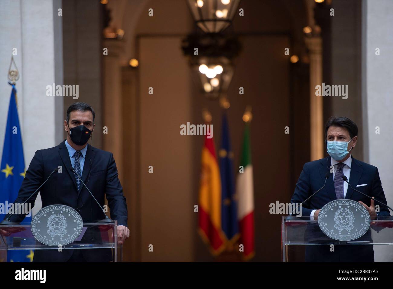 201020 -- ROM, 20. Oktober 2020 -- der italienische Premierminister Giuseppe Conte R und der spanische Premierminister Pedro Sanchez nehmen am 20. Oktober 2020 an einer gemeinsamen Pressekonferenz in Rom, Italien, Teil. Der EU-Wiederaufbaufonds der Europäischen Union sollte so bald wie im Januar beginnen, um den von der COVID-19-Krise betroffenen europäischen Volkswirtschaften die notwendige Erleichterung zu bieten, forderte der italienische Premierminister Giuseppe Conte am Dienstag nachdrücklich auf. Via Xinhua ITALY-ROME-PM-SPAIN-PM-PRESS CONFERENCE-EU RECOVERY FUND Pool PUBLICATIONxNOTxINxCHN Stockfoto