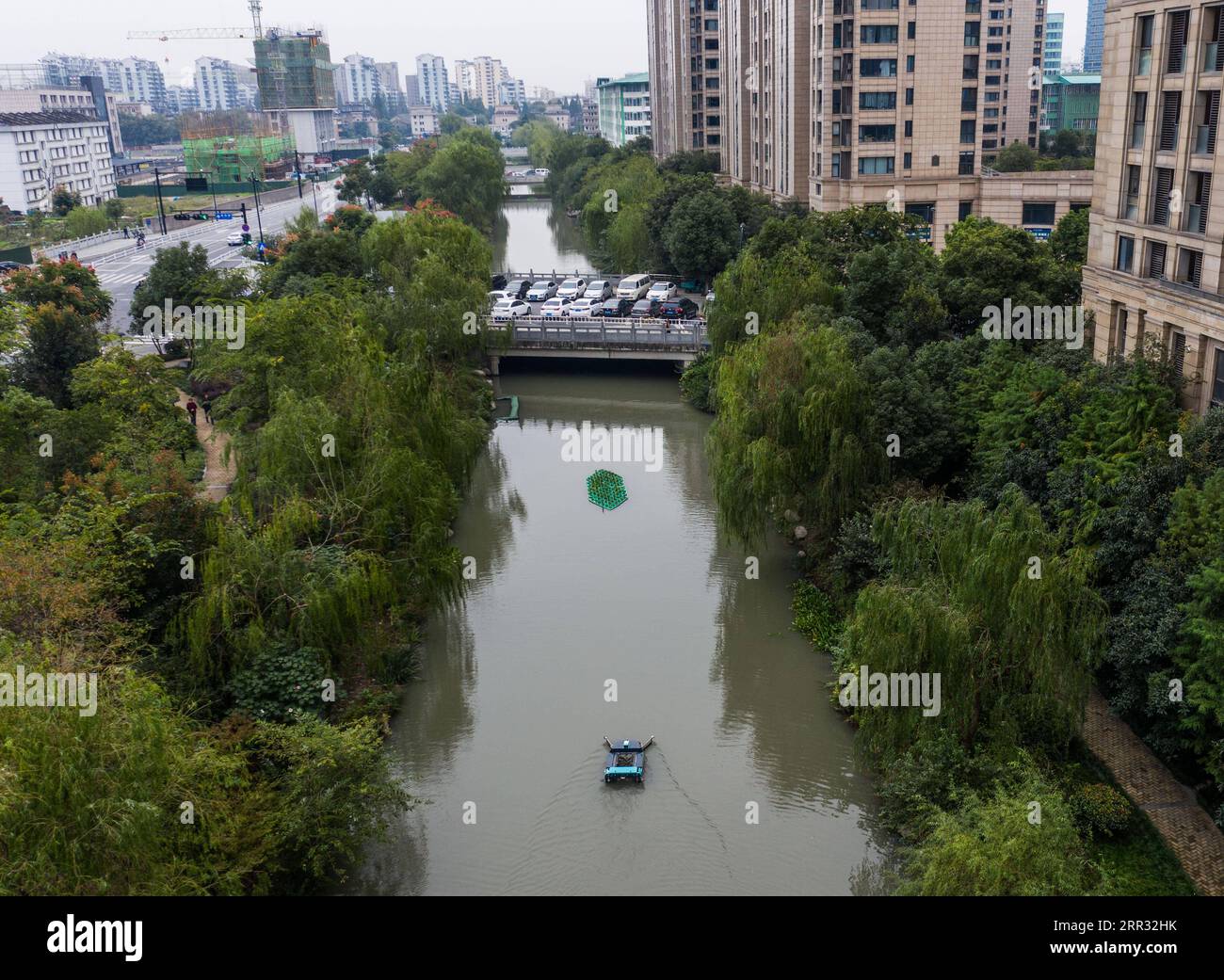 201021 -- HANGZHOU, 21. Oktober 2020 -- Luftaufnahme aufgenommen am 21. Oktober 2020 zeigt eine unbemannte Patrouillenmaschine und Müllsammelmaschine, die in einem Fluss in Hangzhou, der ostchinesischen Provinz Zhejiang, arbeitet. Eine Reihe von Hightech-Maßnahmen wurden zur Verbesserung des Flussökosystems in Hangzhou durchgeführt, einschließlich unbemannter Boote, die patrouillieren, automatisches Abfallreinigungssystem für Wasserläufe, KI-Überwachungssystem mit künstlicher Intelligenz usw. CHINA-HANGZHOU-RIVER ECOSYSTEM-MANAGEMENT CN XUXYU PUBLICATIONXNOTXINXCHN Stockfoto