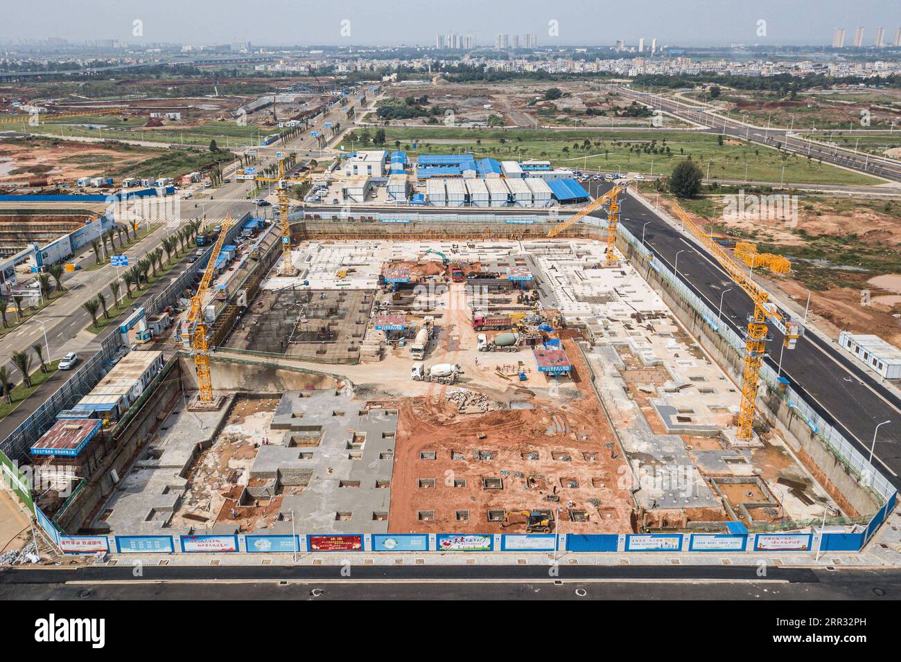 201021 -- HAIKOU, 21. Oktober 2020 -- Luftaufnahme aufgenommen am 21. Oktober 2020 zeigt die Baustelle der Westküsten-Internet-Hauptquartiersbasis in Haikou, südchinesische Provinz Hainan. Die West-Coast Internet Headquarters Base gehört zum Fullsing Internet Industrial Park, einem der wichtigsten Parks des Freihandelshafens Hainan, der sich zum internationalen Hauptquartier der digitalen Wirtschaft und zu einer internationalen Offshore-Innovationsbasis entwickelt hat. CHINA-HAINAN-FREIHANDELSHAFENBAU CN PUXXIAOXU PUBLICATIONXNOTXINXCHN Stockfoto