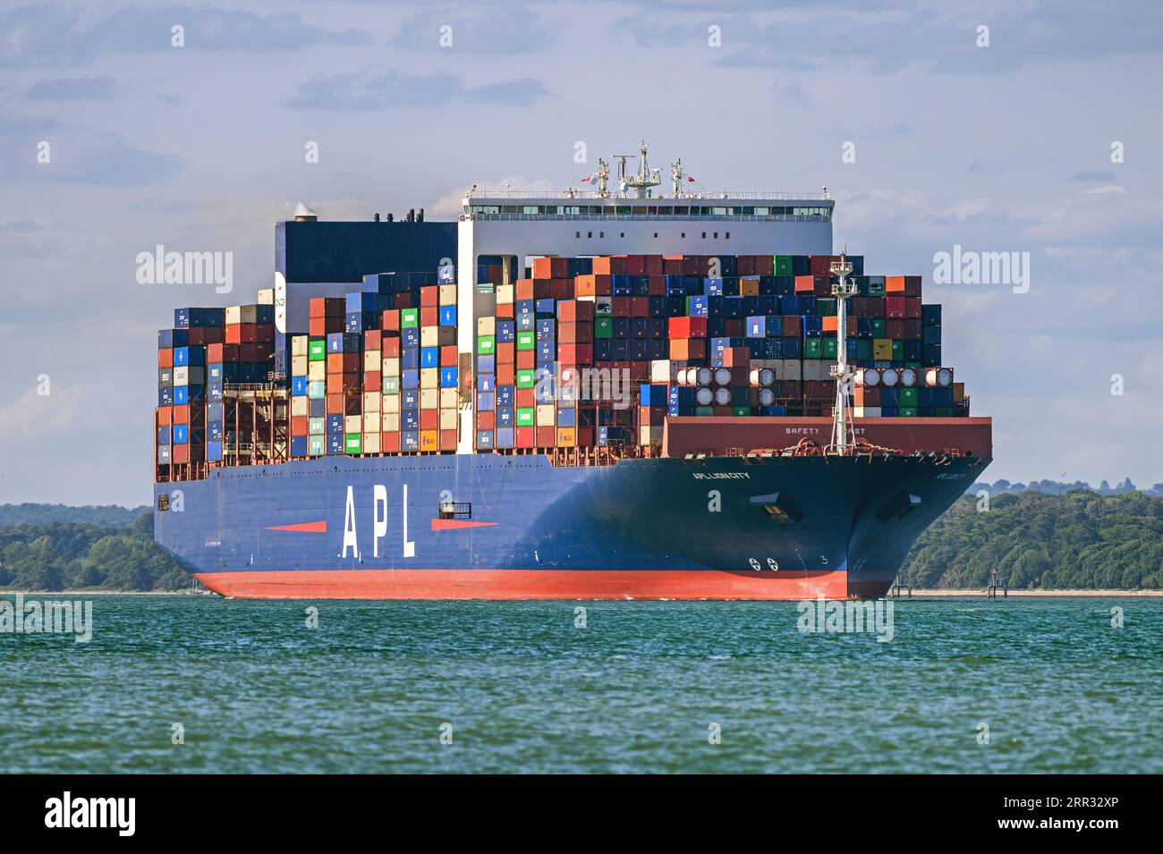 Die CMA CGM besaß das Containerschiff APL Lion City, das den Hafen von Southampton verließ. Stockfoto